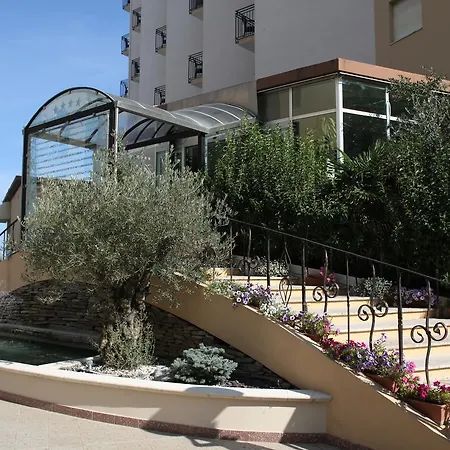 Plaza Hotel 4*